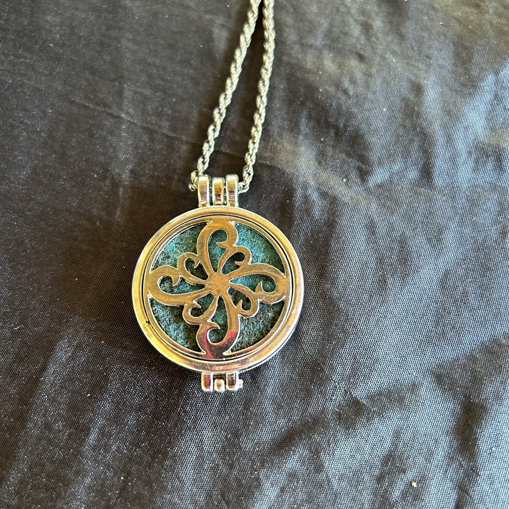 Aromatherapy necklace
